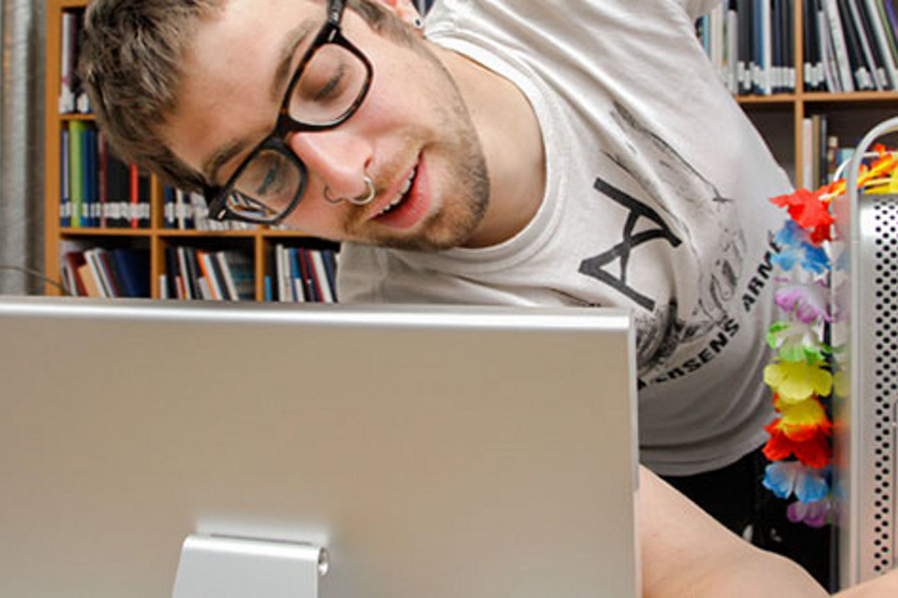  Ein Mann steht mit einem Laptop in der Hand