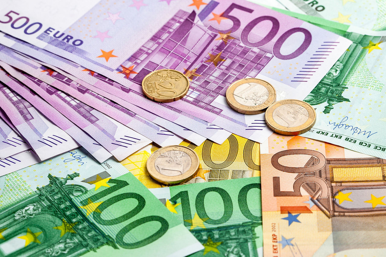 Euro-Geldscheine und Münzen