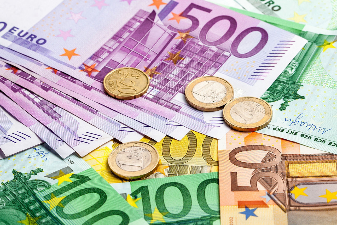 Euro-Geldscheine und Münzen