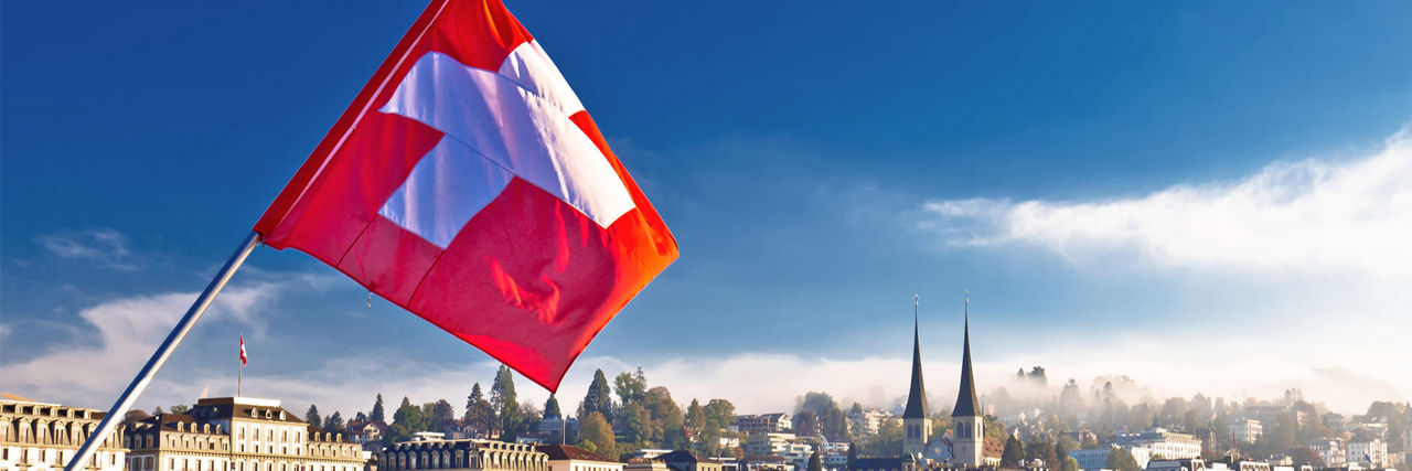 Eine schweizer Flagge, die im Wind weht 