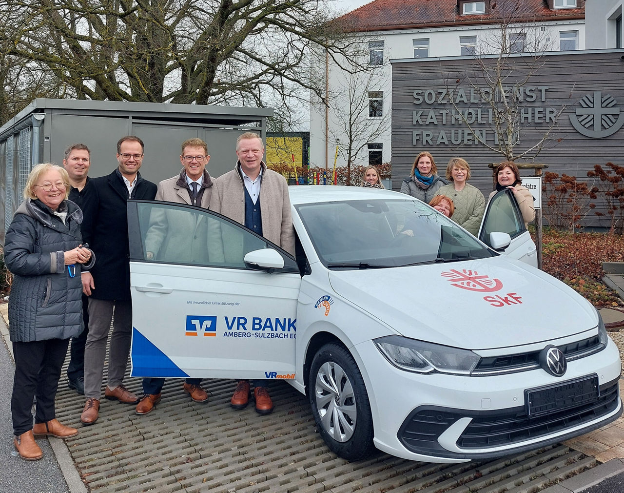 Übergabe Dienstwagen an Sozialdienst katholischer Frauen e.V. durch Vorstände der VR Bank Amberg-Sulzbach eG