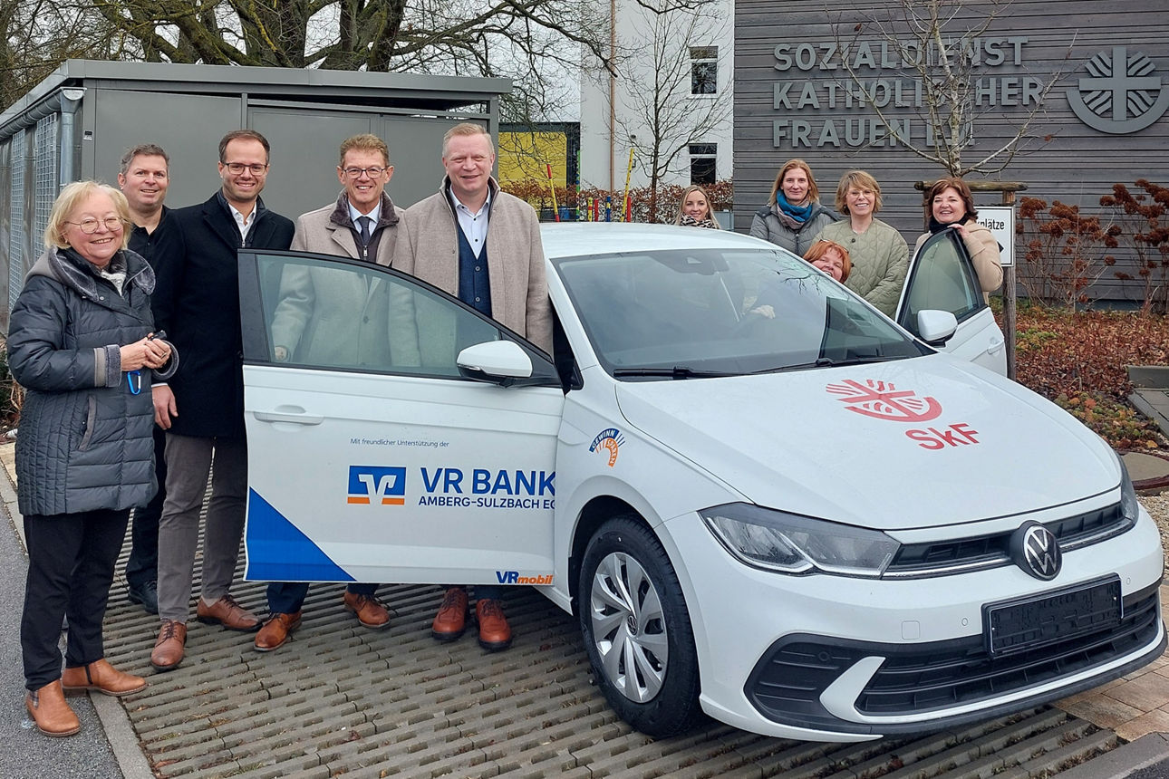 Übergabe Dienstwagen an Sozialdienst katholischer Frauen e.V. durch Vorstände der VR Bank Amberg-Sulzbach eG