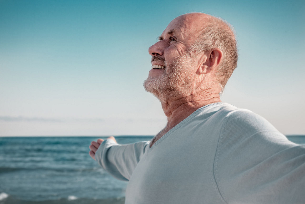 Zufriedener Senior am Strand