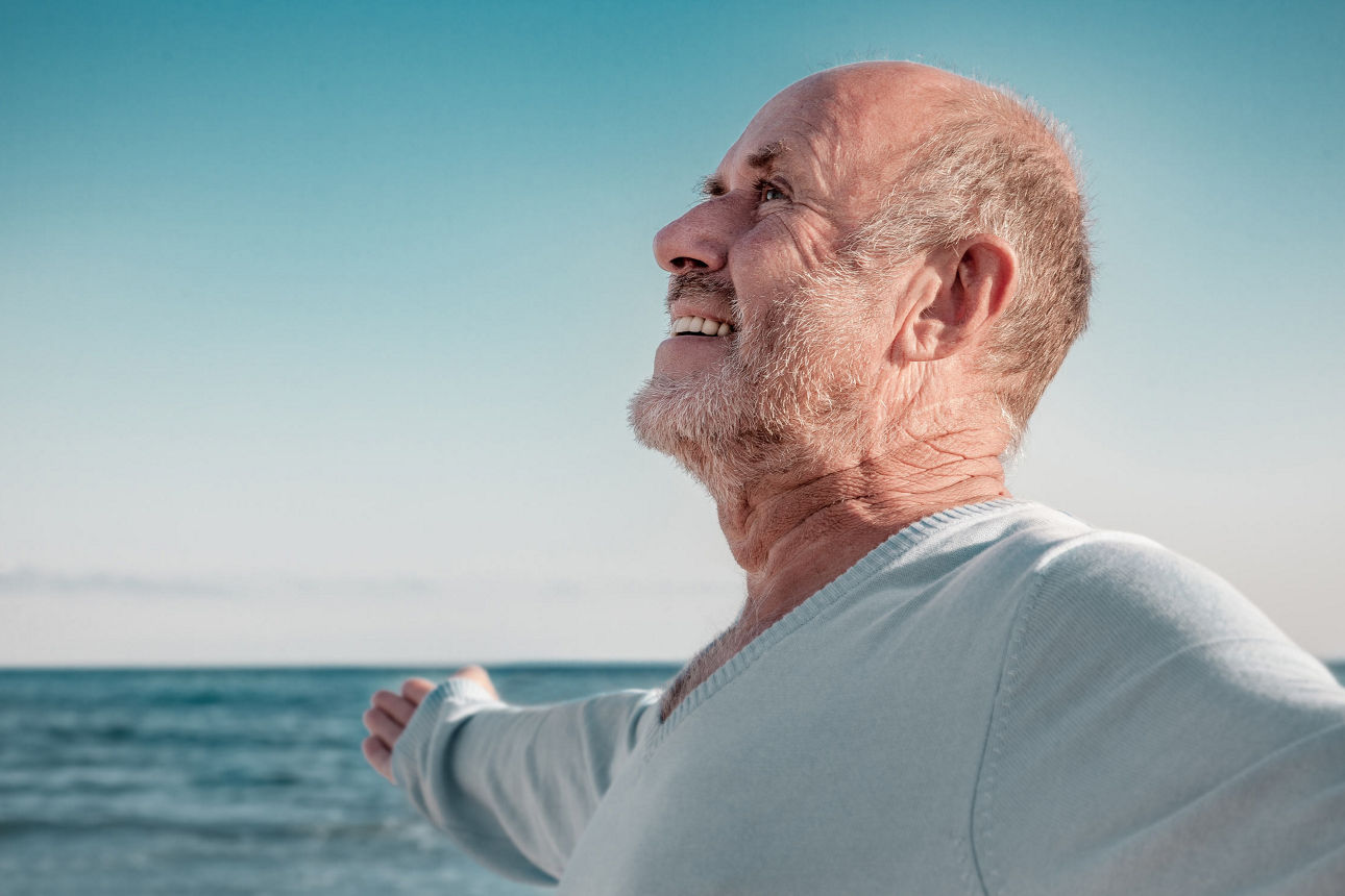 Zufriedener Senior am Strand