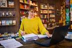 Eine Frau sitzt in einem Büro und liest Dokument