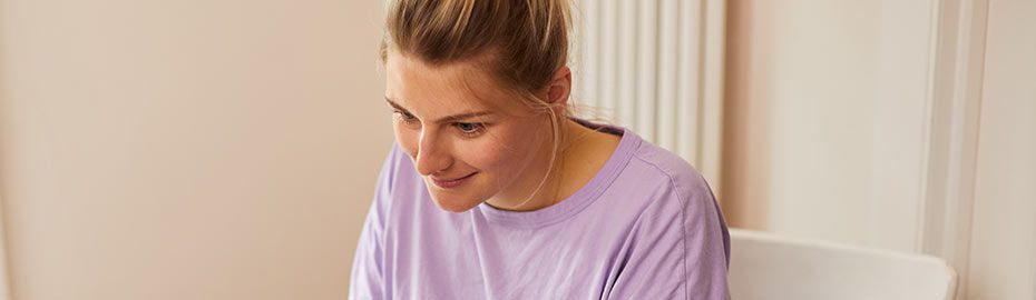 Eine Frau, die konzentriert arbeitet, ihr Gesichtsausdruck nachdenklich.