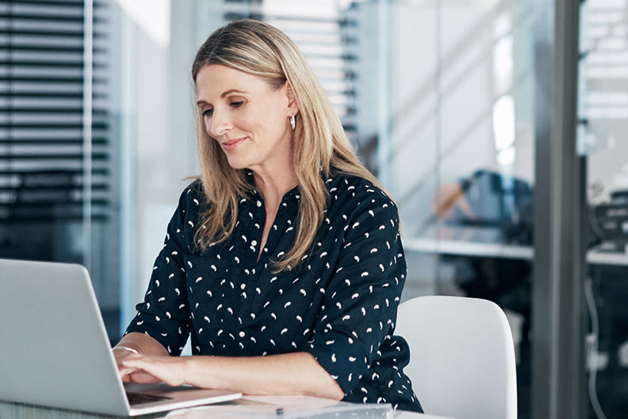 Frau vor sitzt vor dem Laptop