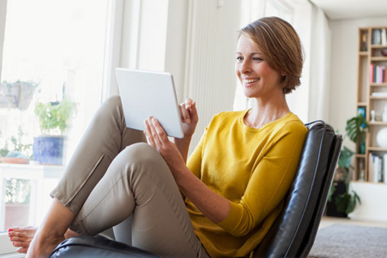 Frau am Tablet