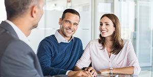 Eheleute und ein Berater im Büro 