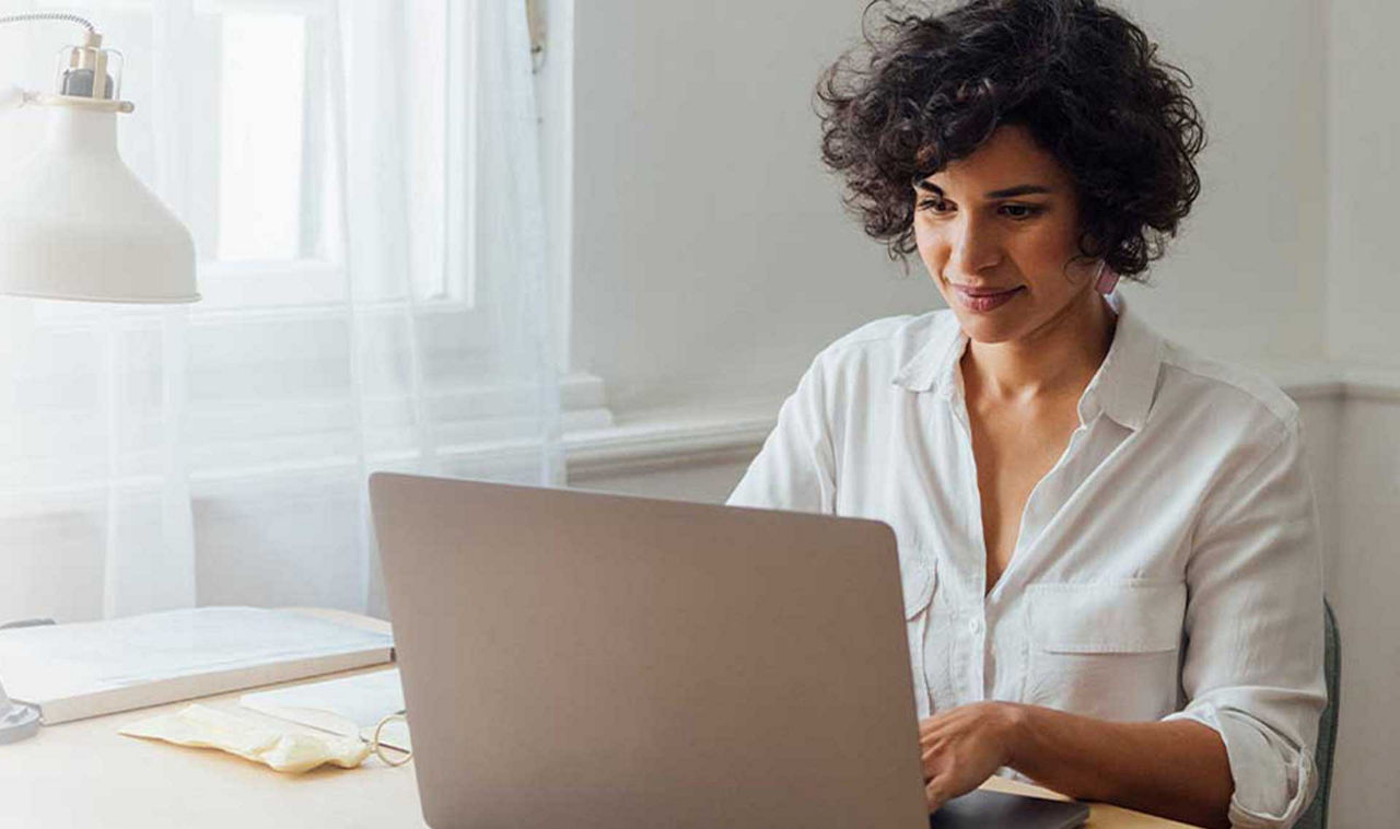 Kündigungsgeld - Frau sitzt am Laptop