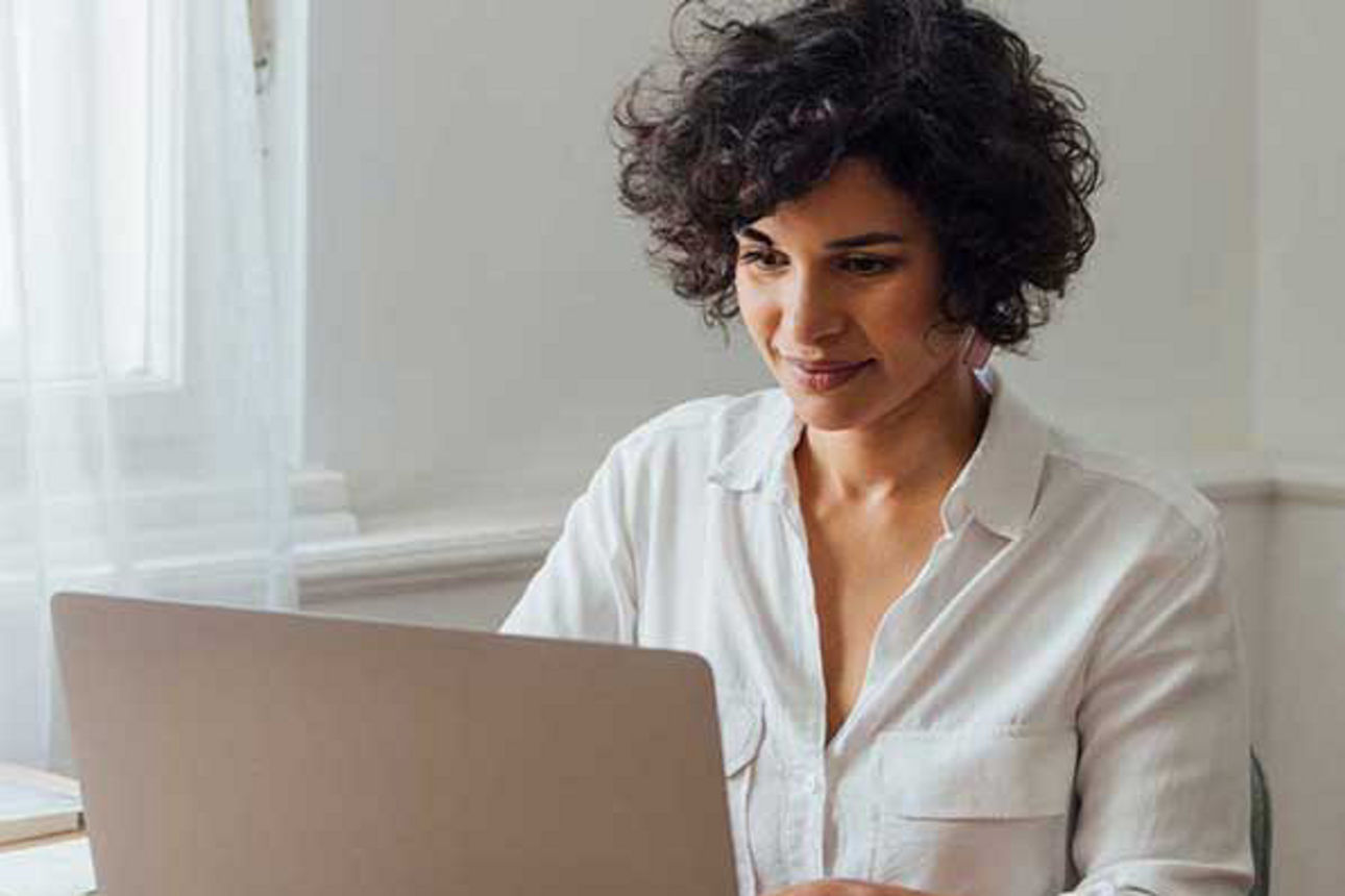 Musterdepot anlegen - Eine Frau arbeitet am Laptop