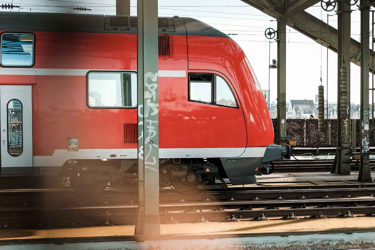 Roter Zug an einem Bahnhof
