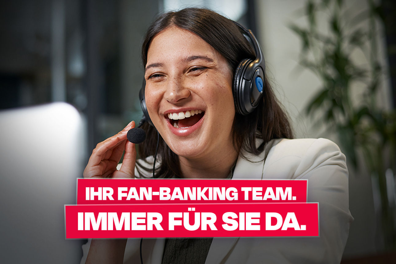 Eine Frau im Büro telefoniert mit einem Headset.
