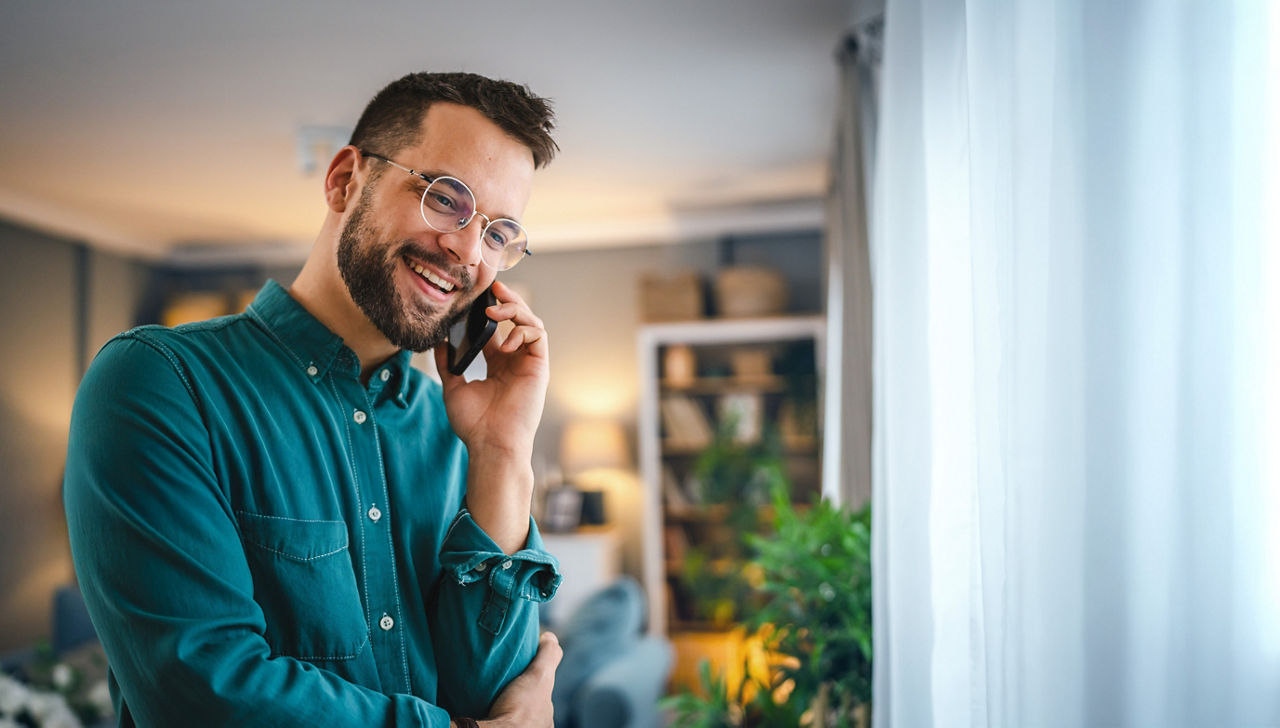 Kunde nimmt per Telefon Kontakt zur Bank auf