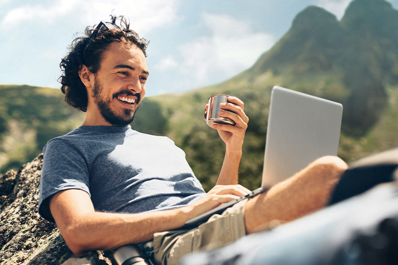 Mann mit Laptop