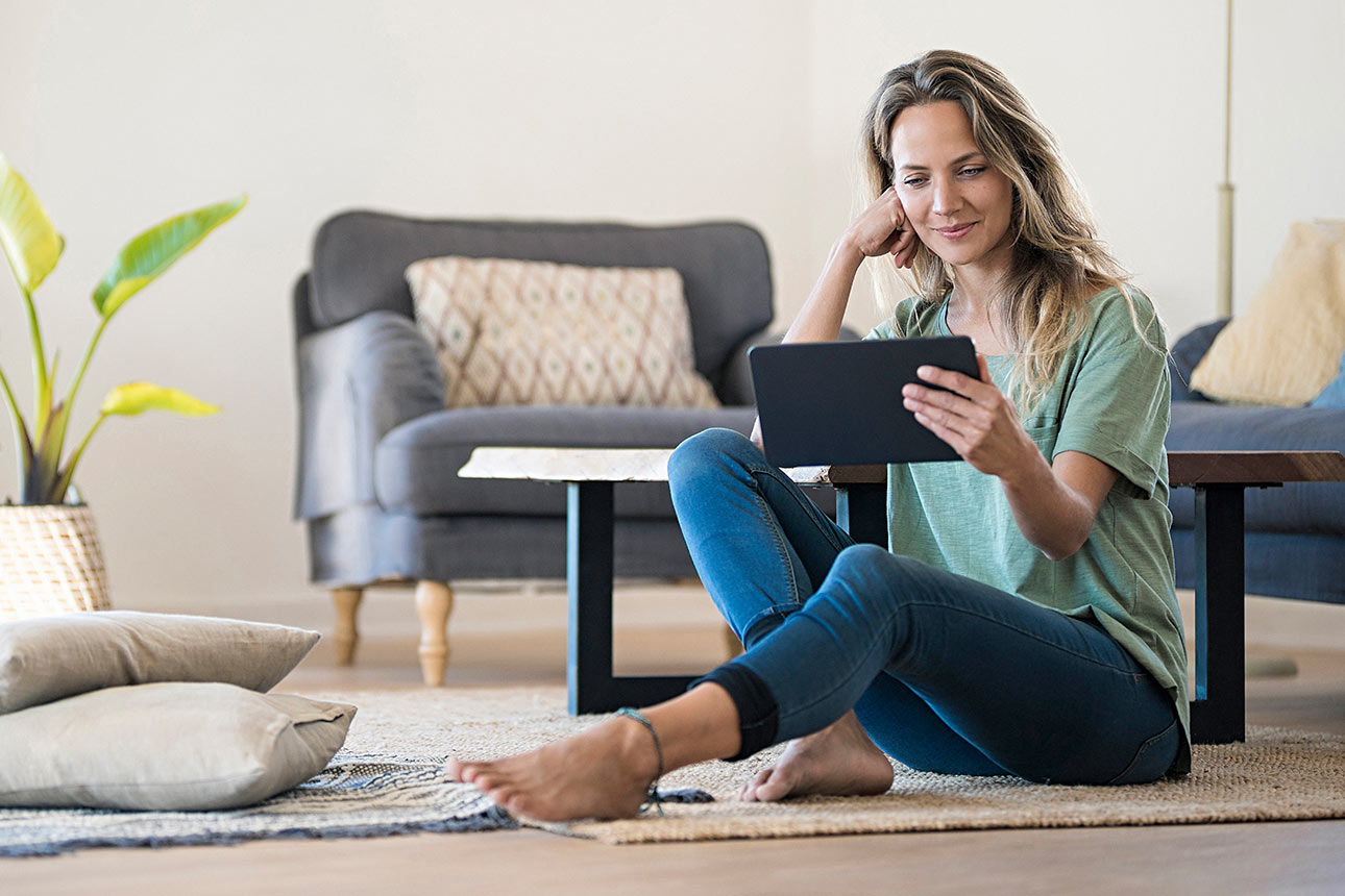 Kundin nutzt Videoident per Tablet