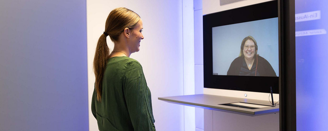Kunde in einer digitalen Videoberatungs-Box