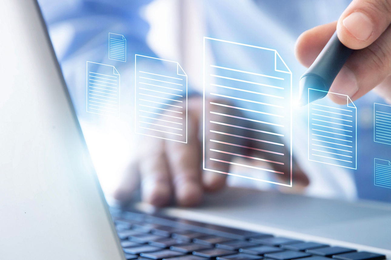 Digitale Dateien werden am Laptop bearbeitet