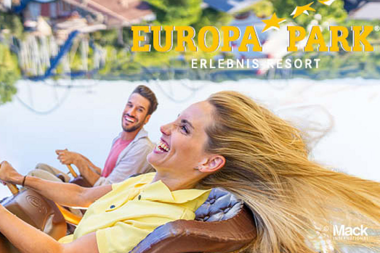 Zwei Personen fahren mit einer Achterbahn