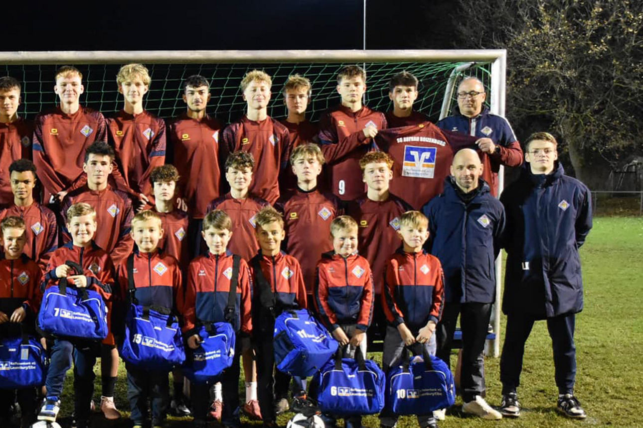 F-Junioren U8 und B-Junioren U17 des SG Aufbau Boizenburg e. V. stehen gemeinsam vor einem Fußballtor