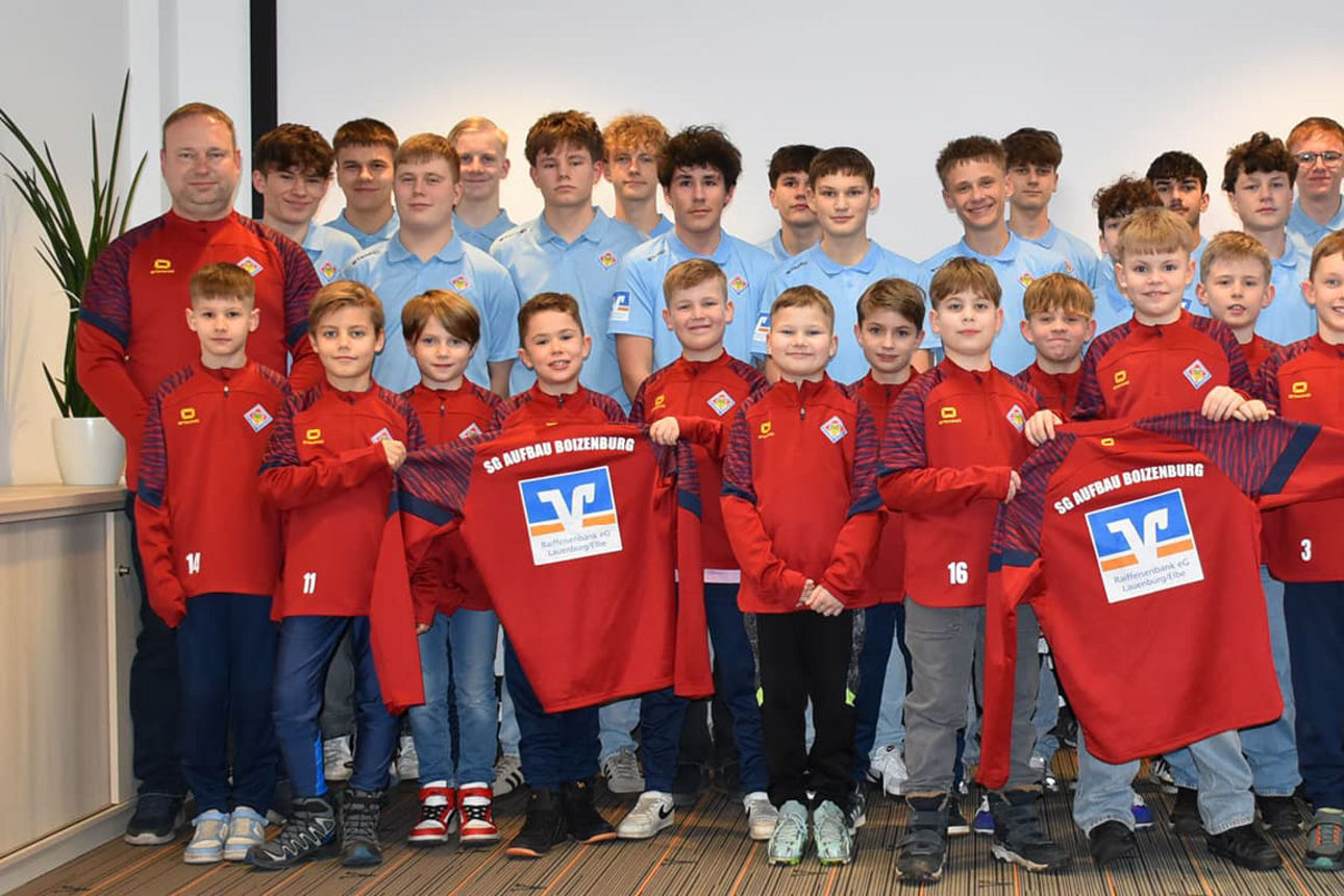 F-Junioren U8 und B-Junioren U17 des SG Aufbau Boizenburg e. V.  mit neuen Poloshirts und Trainingspullovern