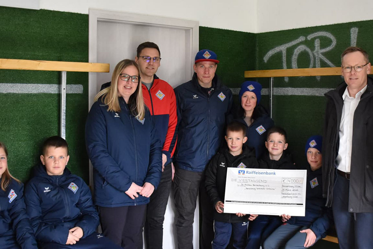 Mitglieder des SG Aufbau Boizenburg e. V. gemeinsam mit Herrn Haase (Raiffeisenbank eG) in einer der neuen Umkleidekabinen