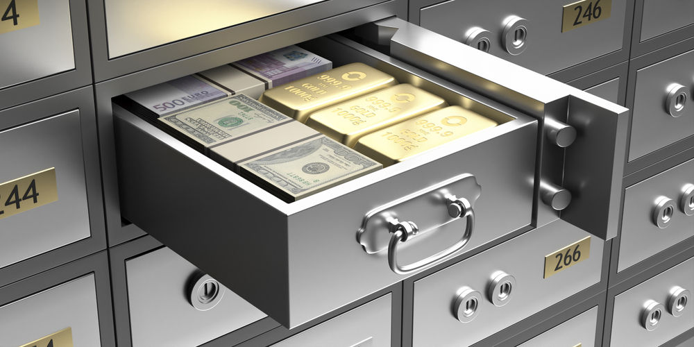 Schließfach mit Gold und Geld darin steht offen