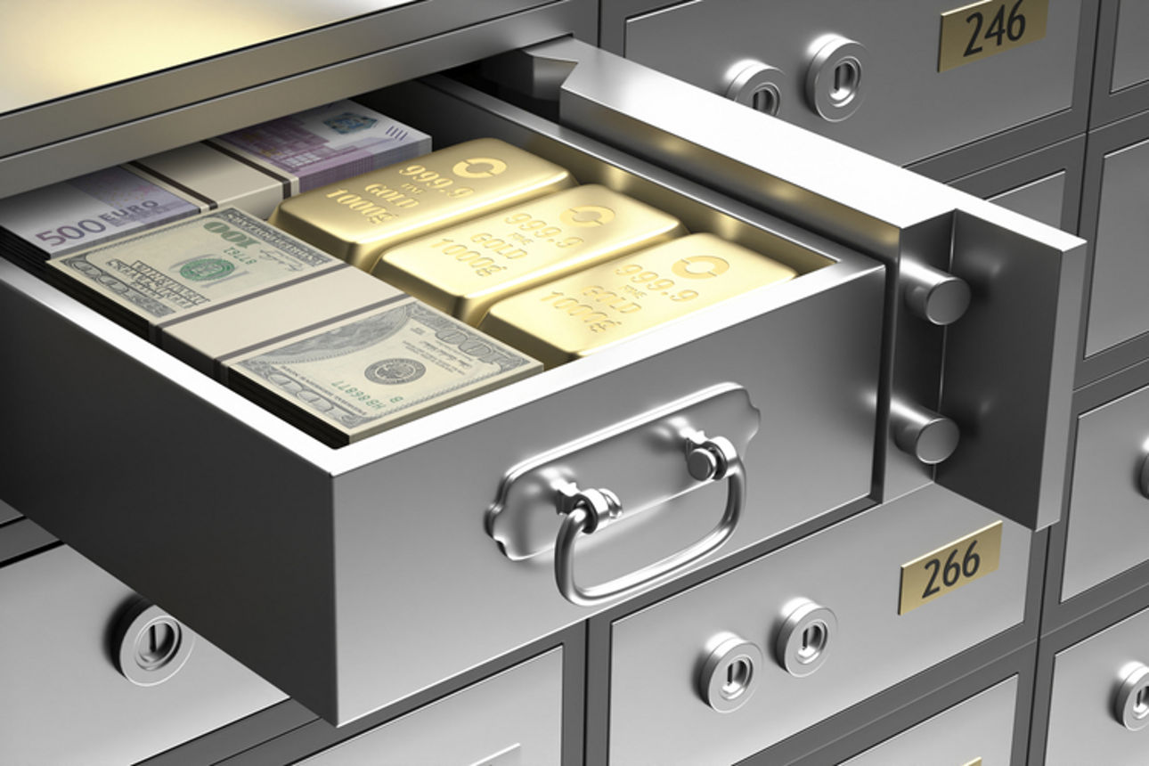 Schließfach mit Gold und Geld darin steht offen