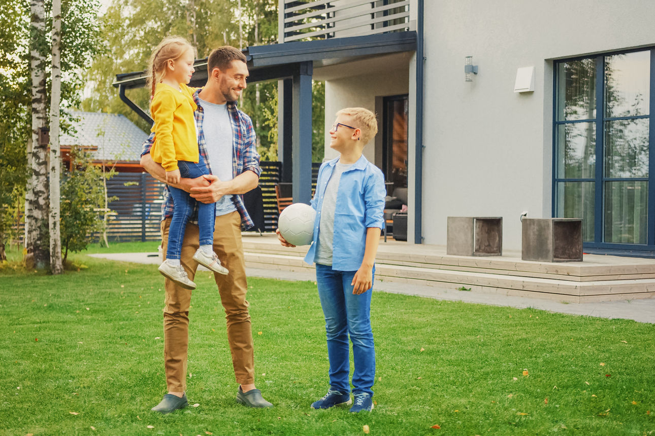 Vater und zwei Kinder glücklich im Garten