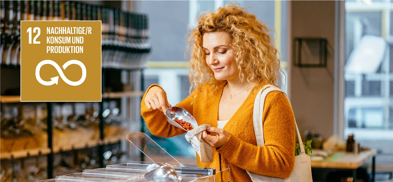 Eine Frau füllt in einem Unverpacktladen Lebensmittel in einen Stoffbeutel, daneben Icon "Nachhaltiger Konsum und Produktion"