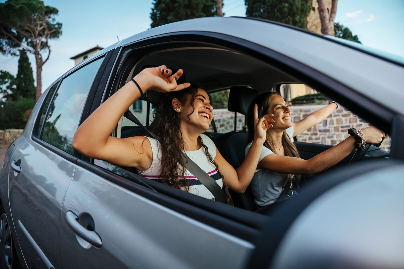 Zwei Frauen sitzen in einem Auto