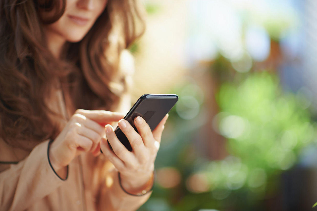Frau checkt ihr Smartphone
