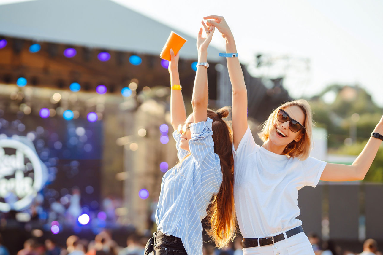 Zwei junge Damen die zusammen auf einem Festival sind
