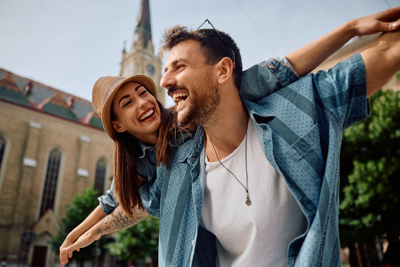 Ein lachendes Paar vor einer Kirche