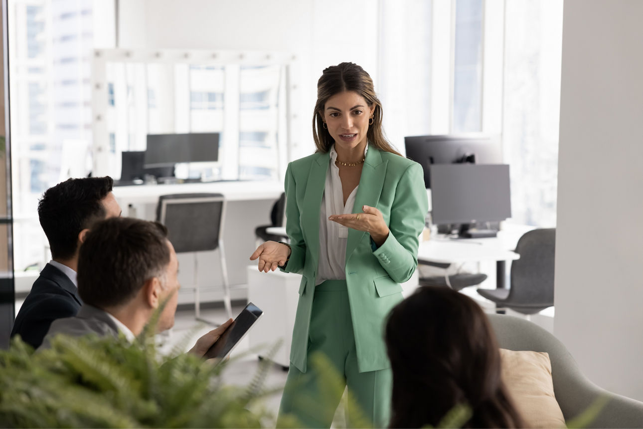 Eine Geschäftsfrau präsäntiert vor Kollegen