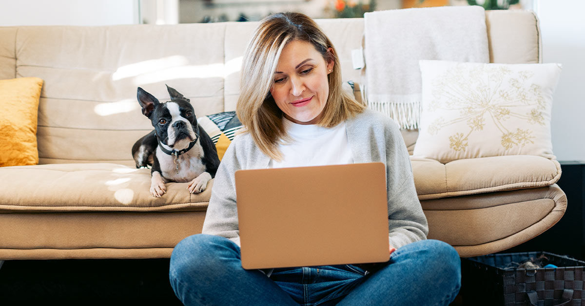Frau am Laptop 