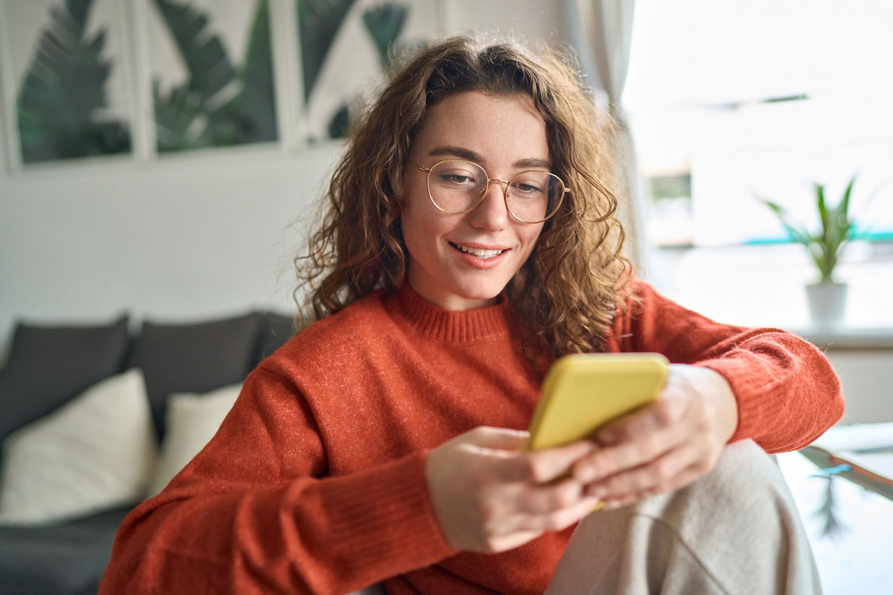 Nutzerin mit der SpardaSecureGo+ App beim Freigeben einer Online-Zahlung