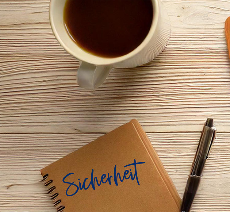 Tisch mit Tasse Kaffe und Notizbuch