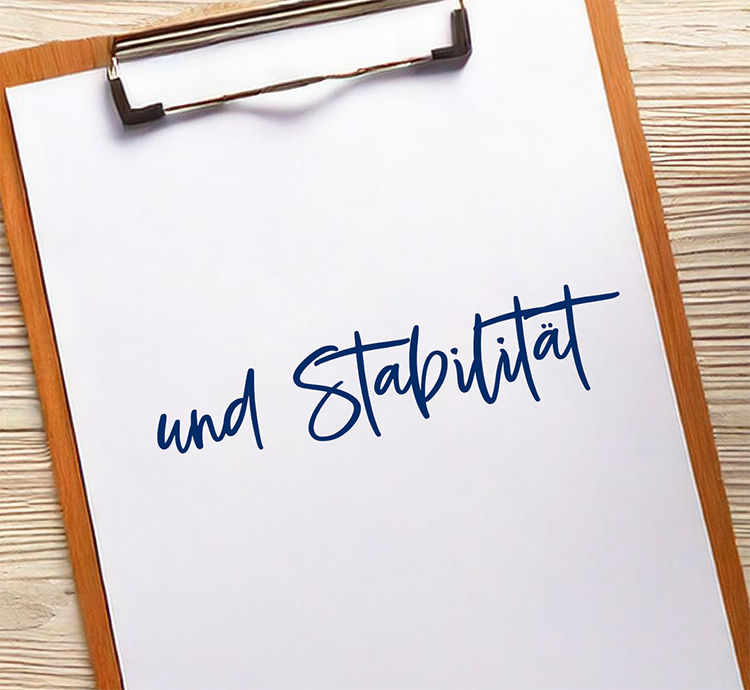Notizklemmbrett auf dem Stabilität steht
