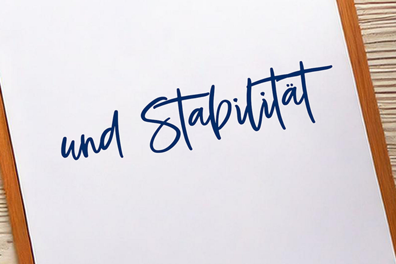 Notizklemmbrett auf dem Stabilität steht