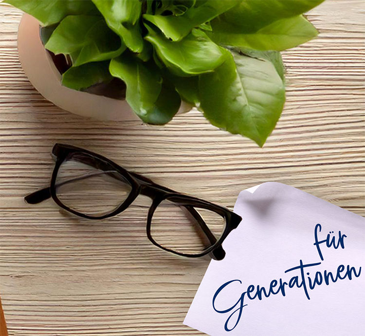 Tisch mit Pflanze, Brille und Notitzzettel