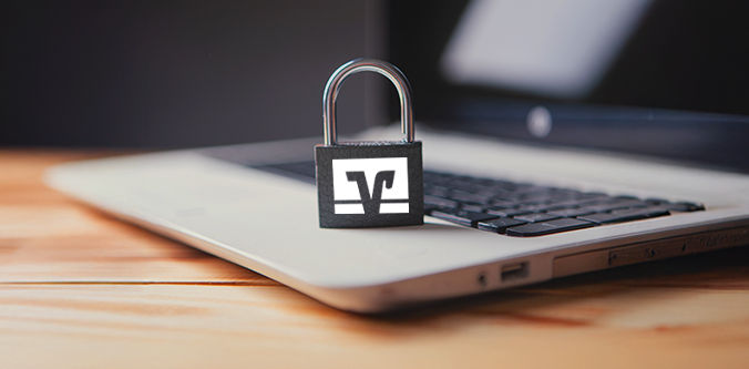 Laptop mit kleinem Vorhängeschloss mit Volksbanklogo
