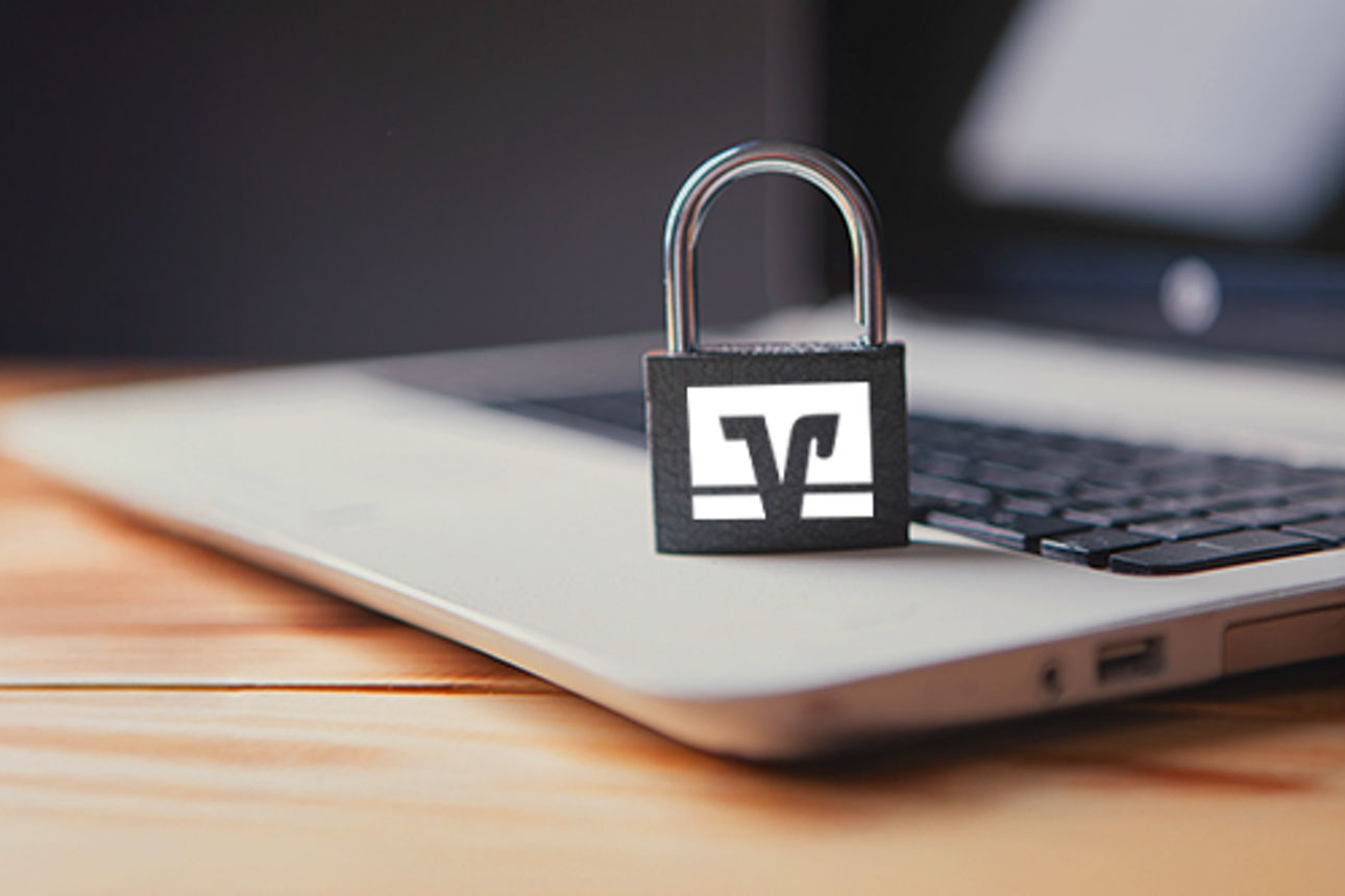 Laptop mit kleinem Vorhängeschloss mit Volksbanklogo