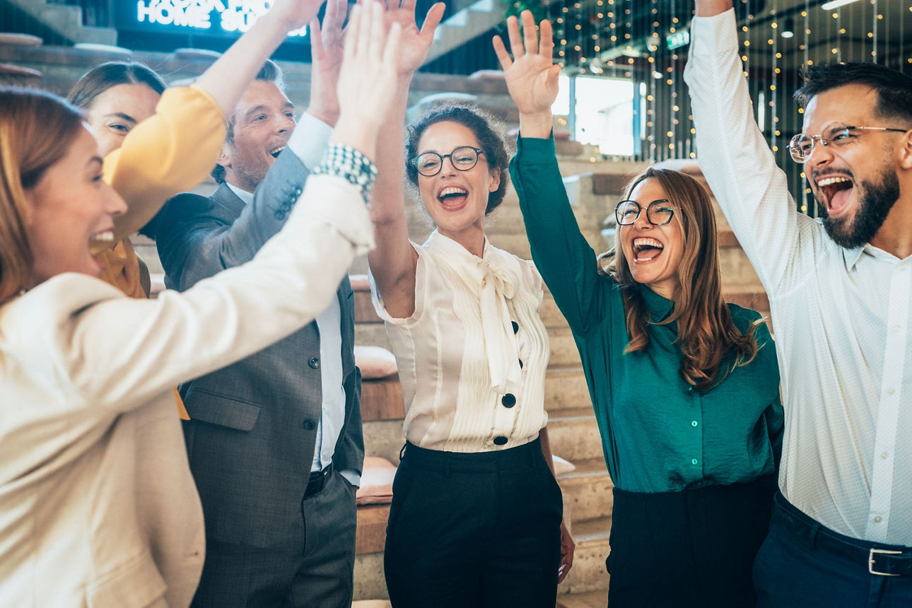 Eine Gruppe von Menschen feiert sich