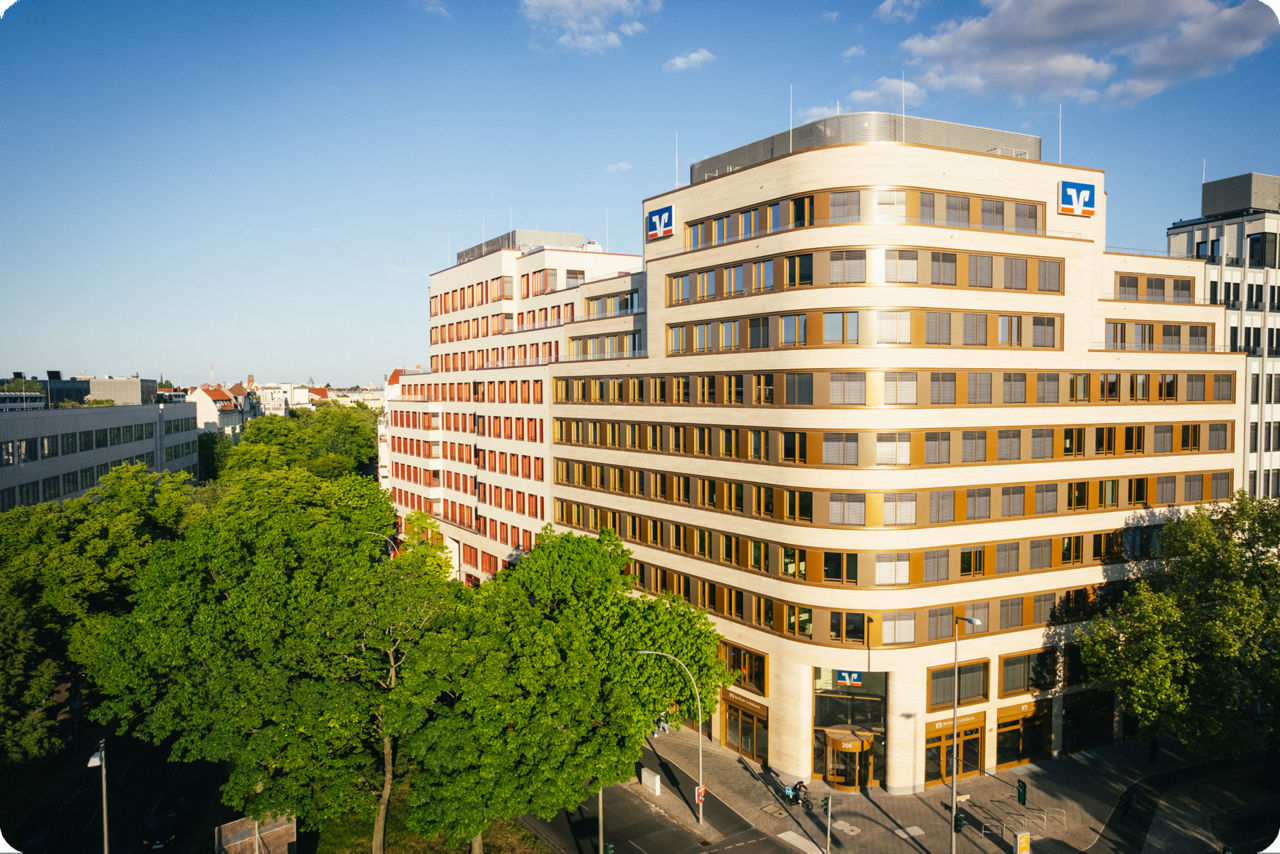 Großes Eckgebäude der Berliner Volksbank - Hauptsitz