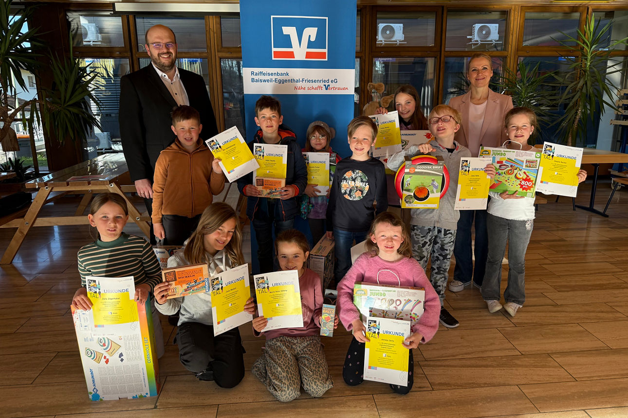 Gruppenbild Kinder mit gemalten Bildern