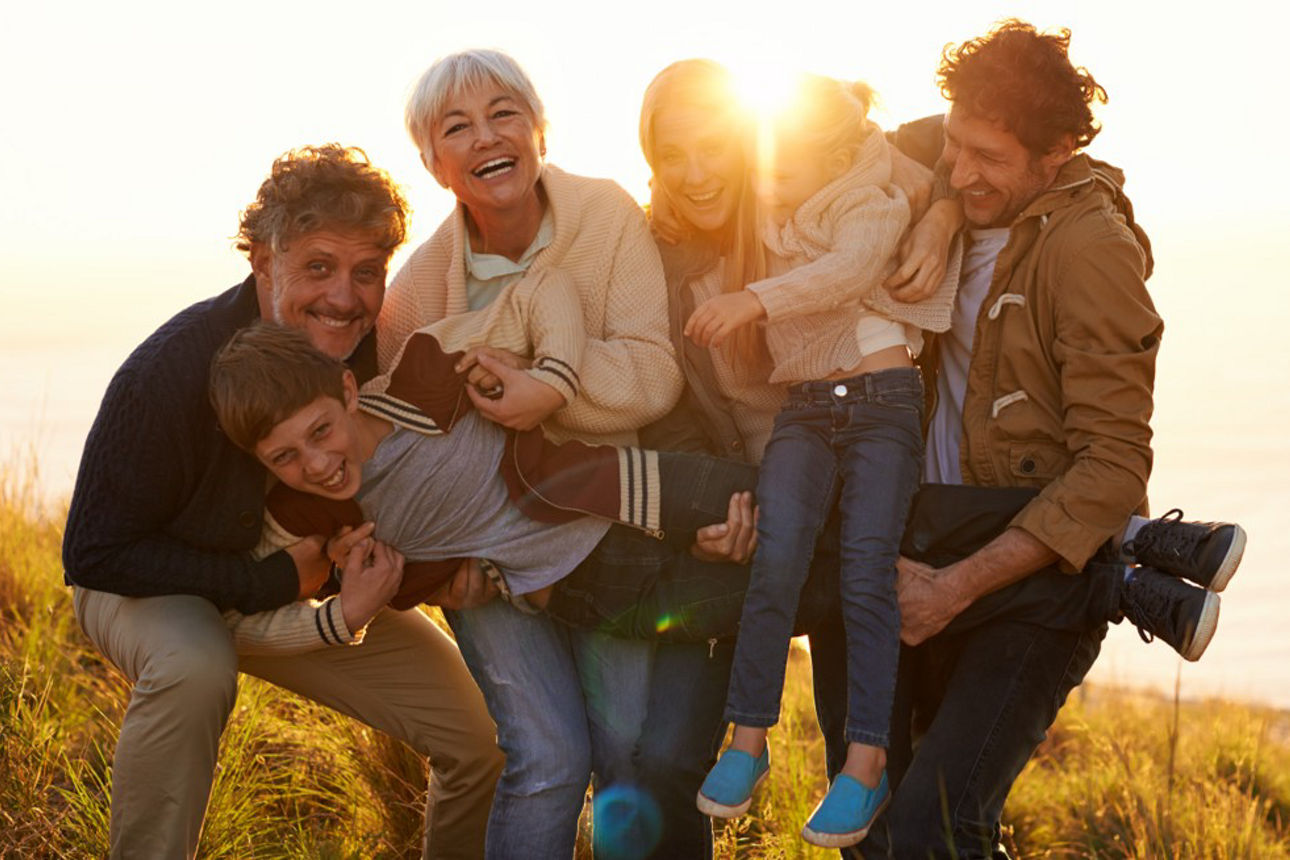 Familienfoto in einer Wiese
