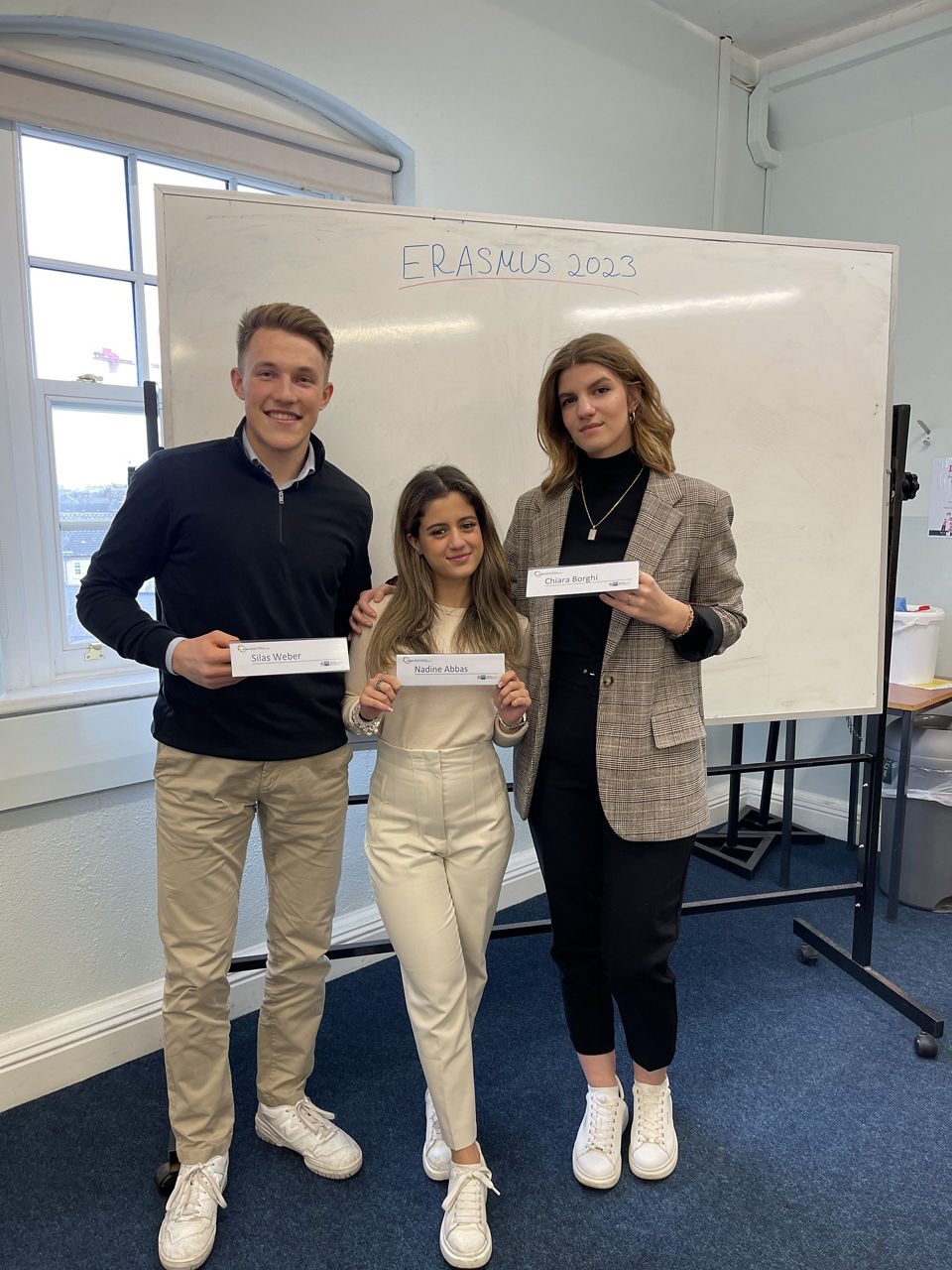 Silas, Nadine und Chiara in Dublin in der Schule