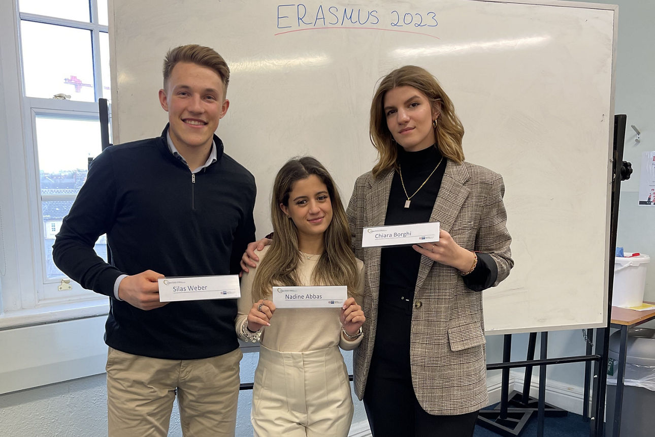 Silas, Nadine und Chiara in Dublin in der Schule