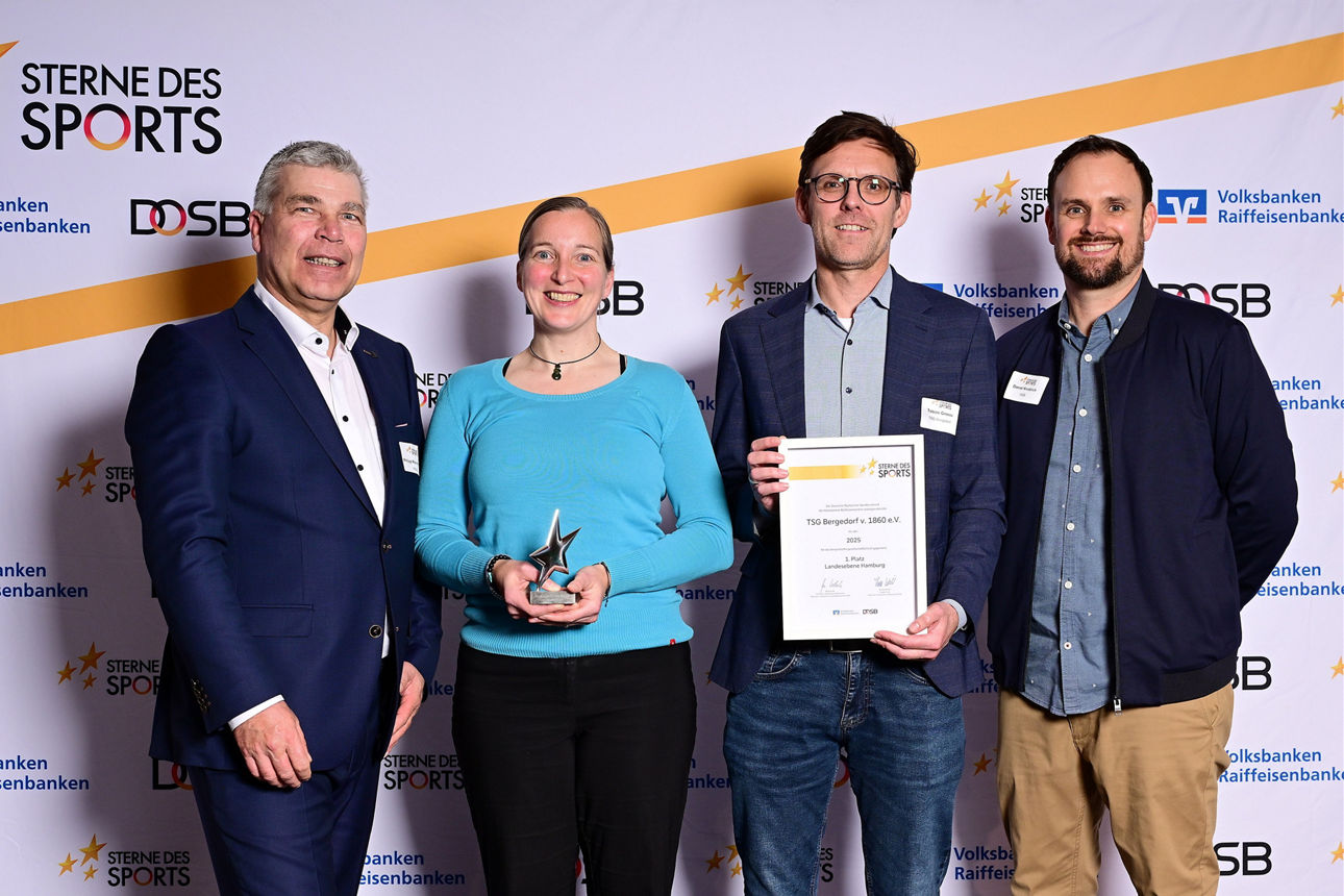 Vier Personen stehen auf der Bühne zur Preisverleihung des „Silbernen Sterns des Sports“ 2025.